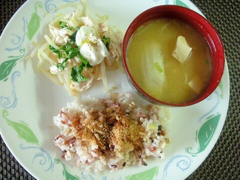 鶏と野菜のサラダ＆豆腐と白菜の味噌汁と雑穀ごはん♪